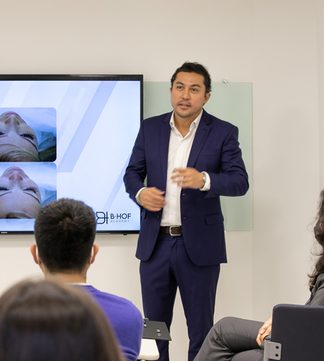 Doutor Alexandre Morita em sala de aula